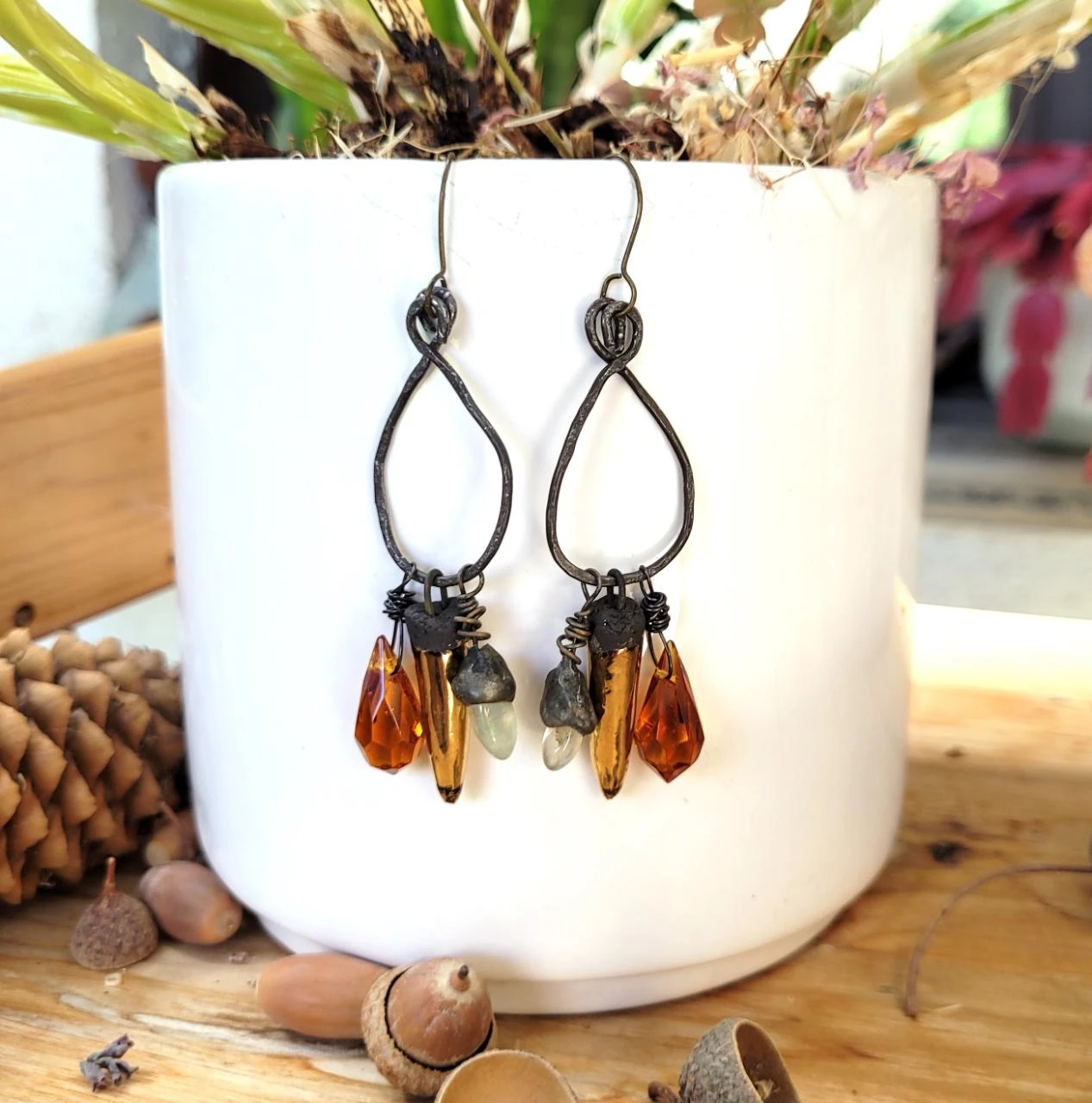Boucles d'oreille style créoles et ethniques, petits talismans zen ..
